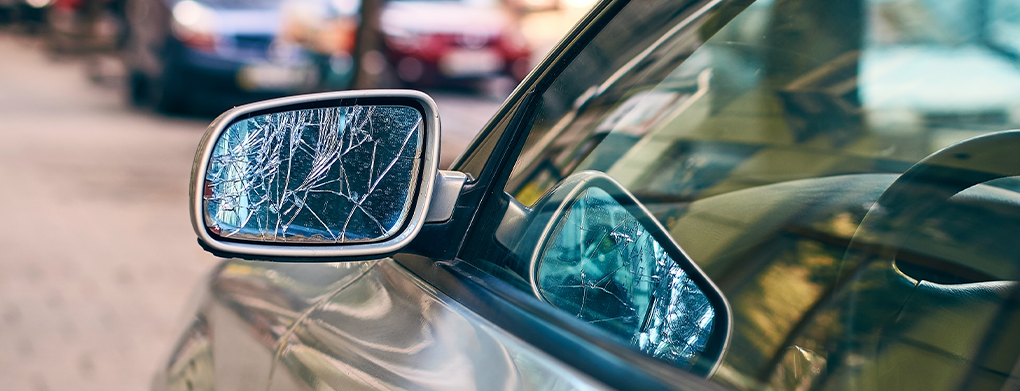 Knust sidespeil på bil – behov for nytt speilglass eller reservedel

