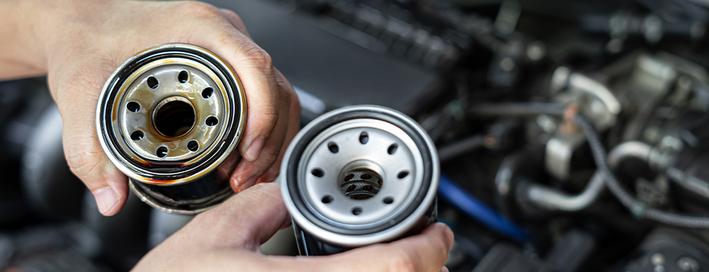 Sammenligning av brukt og nytt oljefilter – viktig del av motorservice