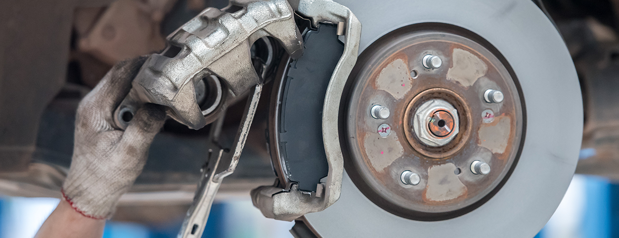 Skifte av bremseklosser og bremsecaliper på bil – bilreparasjon og vedlikehold