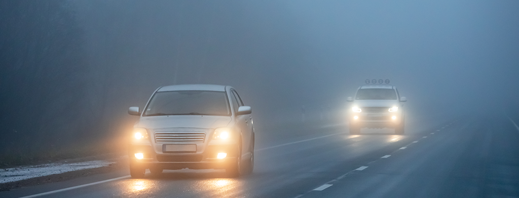 Biler kjører på vei i tett tåke med tåkelys på – tips om tåkelys fra Skruvat.no