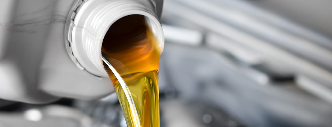 Motorolje helles fra en kanne.